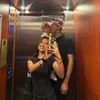 Jennifer Coppen dan Justin Hubner di dalam lift