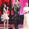 King Nassar pakai baju hitam