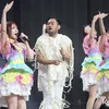 King Nassar pakai baju putih