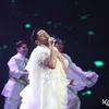 King Nassar bernyanyi pegang mic