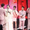 King Nassar pakai baju putih panjang