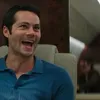 Dylan O'Brien tertawa di dalam private jet