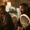 Matt Damon dan Ben Affleck duduk di kursi dalam film THE RIP