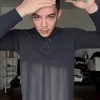 Rey Mbayang memberi hair tonic ke kulit kepala