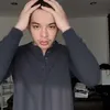 Rey Mbayang tampil dengan gaya rambut plontos