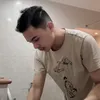 Rey Mbayang tampil dengan kaos sederhana