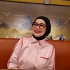 Reza Artamevia Pakai Kemeja Pink