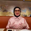 Reza Artamevia Tersenyum