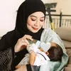 potret Reza Artamevia gendong Baby Arash