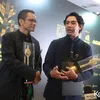 Reza Rahadian Gendong Piala