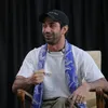 Reza Rahadian pakai baju putih