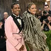 Rihanna dan asap rocky tersenyum