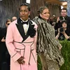 Rihanna dan asap rocky tampil kontras di met gala