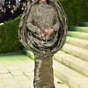 Rihanna dengan gaun futuristis