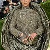 Rihanna dengan gaun unik
