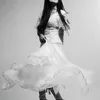 Dee Lestari berputar pakai dress