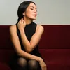 Dee Lestari pakai baju hitam