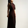 Dee Lestari pakai dress panjang merah