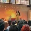 Dee Lestari di atas panggung