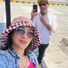 Sabria Kono mengajak sang suami selfie.