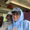 Sabria Kono dan Rio Febrian sedang menaiki transportasi umum