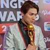Rizky Billar Pakai Jas
