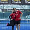 Rizky Kinos foto bareng istri tercinta di lapangan padel.
