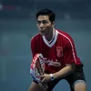 Rizky Kinos memukul bola agar kembali ke area lawan.