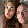 Robbie Williams Bantah Tuduhan Rumor Gay