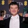 Robert Aramayo mengangkat 2 piala BAFTA