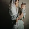 Rossa gendong Raina