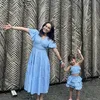 Rossa &amp; Raina pakai baju biru