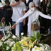 Suasana di Pemakaman Rima Melati