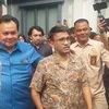 Ruben Onsu berdiri di samping pengacara