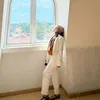 Ria Ricis Bersandar di Tembok