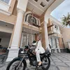 Ria Ricis Duduk di Atas Pohon