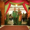 Didominasi warna hijau dan merah, Posan menikah dengan adat Batak.