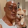 Deddy Corbuzier gendong anjing