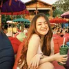 Nathalie Holscher liburan di pantai