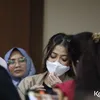 Dokter Kamelia pegang masker