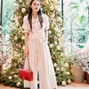 Sandra Dewi pakai baju putih
