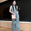 Sandra Dewi pakai jeans