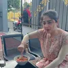 Dewi Perssik Makan Bakso Angga Wijaya