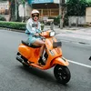Wika Salim Naik Vespa Hotpans Keliling Kota