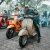 Wika Salim Naik Vespa Hotpans Keliling Kota