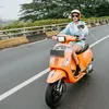 Wika Salim Naik Vespa Hotpans Keliling Kota