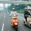 Wika Salim Naik Vespa Hotpans Keliling Kota
