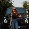 Sarah Ahmad Stylish di Depan Mobilnya