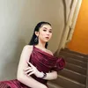 Sari Sidrap berdiri di tangga