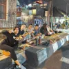 Ruben Onsu Makan di Pinggir Jalan